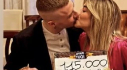  Affari Tuoi, esplode lo scandalo su Giovanni: "Vi prende in giro, ecco la foto con la pacchista"