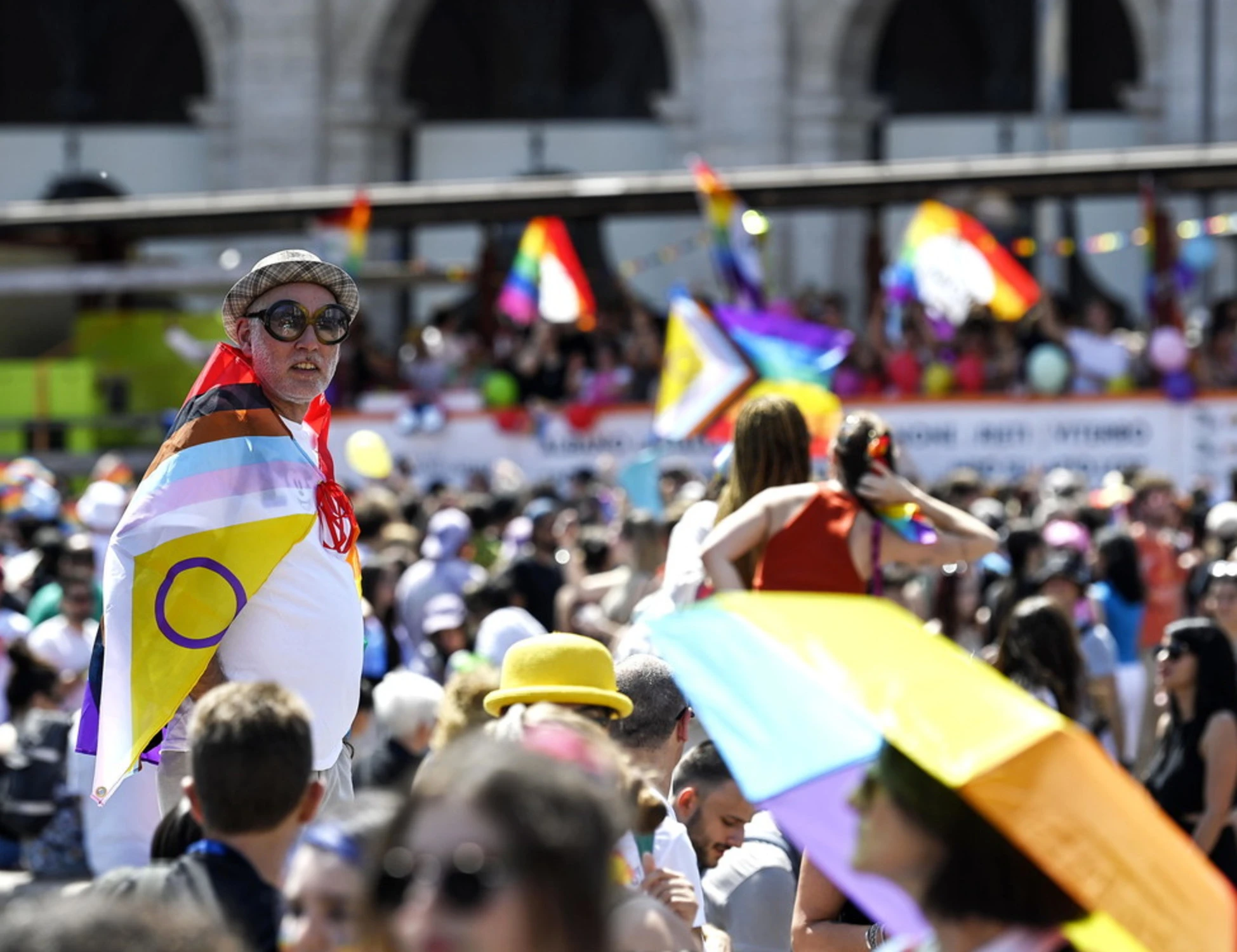 Gay Pride, caos a Roma. I ProPal rompono il corteo: "Le cucciole sono pronte"