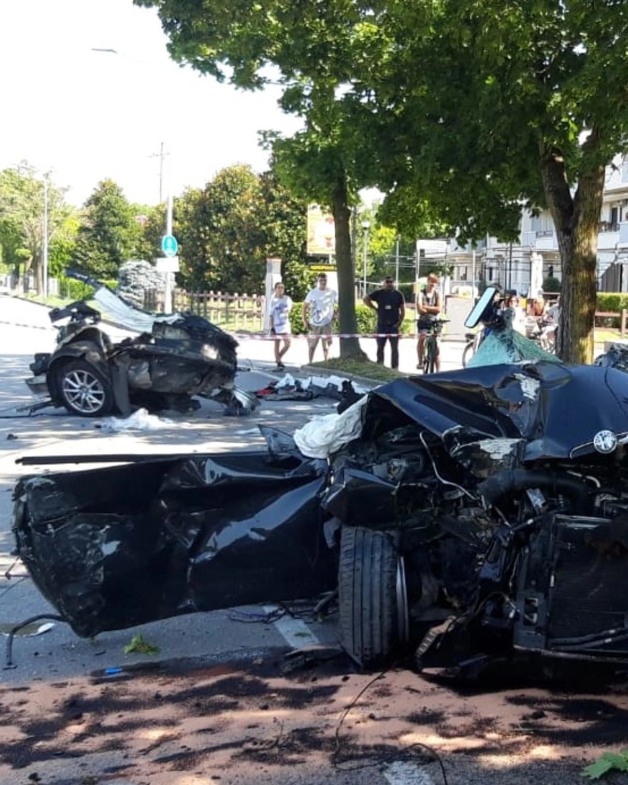 Treviso, fugge all'alt: si schianta e muore. Panette di hashish in strada