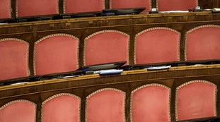 Sondaggio-Supermedia, il peso della benzina su FdI