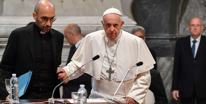 Papa Francesco, il blitz dell'elemosiniere pro-abusivi? Chi inchioda il Pontefice, caos in Vaticano