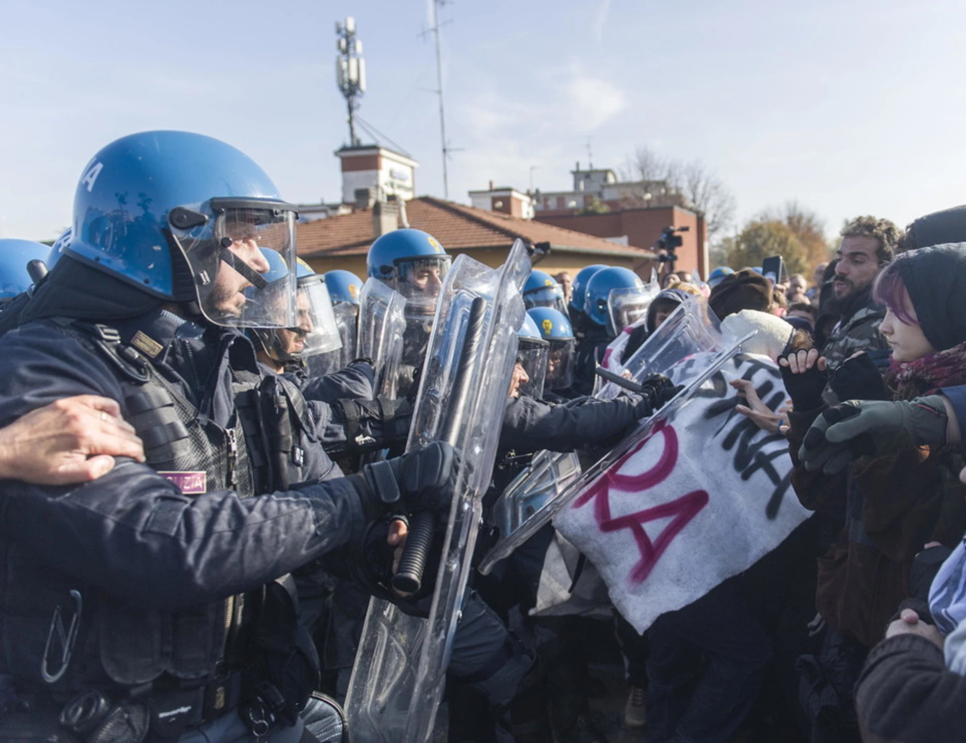 Anci, il corteo e il vero volto della sinistra: insulti alla Meloni, botte alla polizia