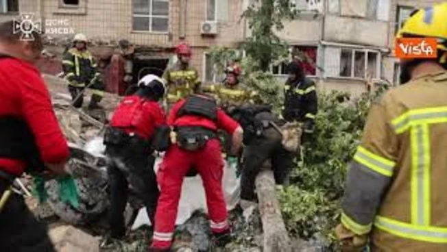 Guerra Ucraina, massiccio attacco russo su Kiev. Missili e droni colpiscono diversi palazzi