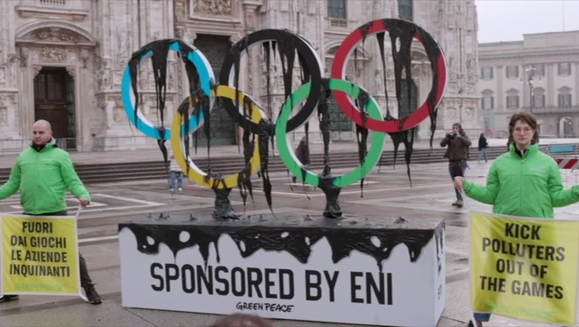 Olimpiadi, in Duomo i 5 cerchi grondanti petrolio di Greenpeace