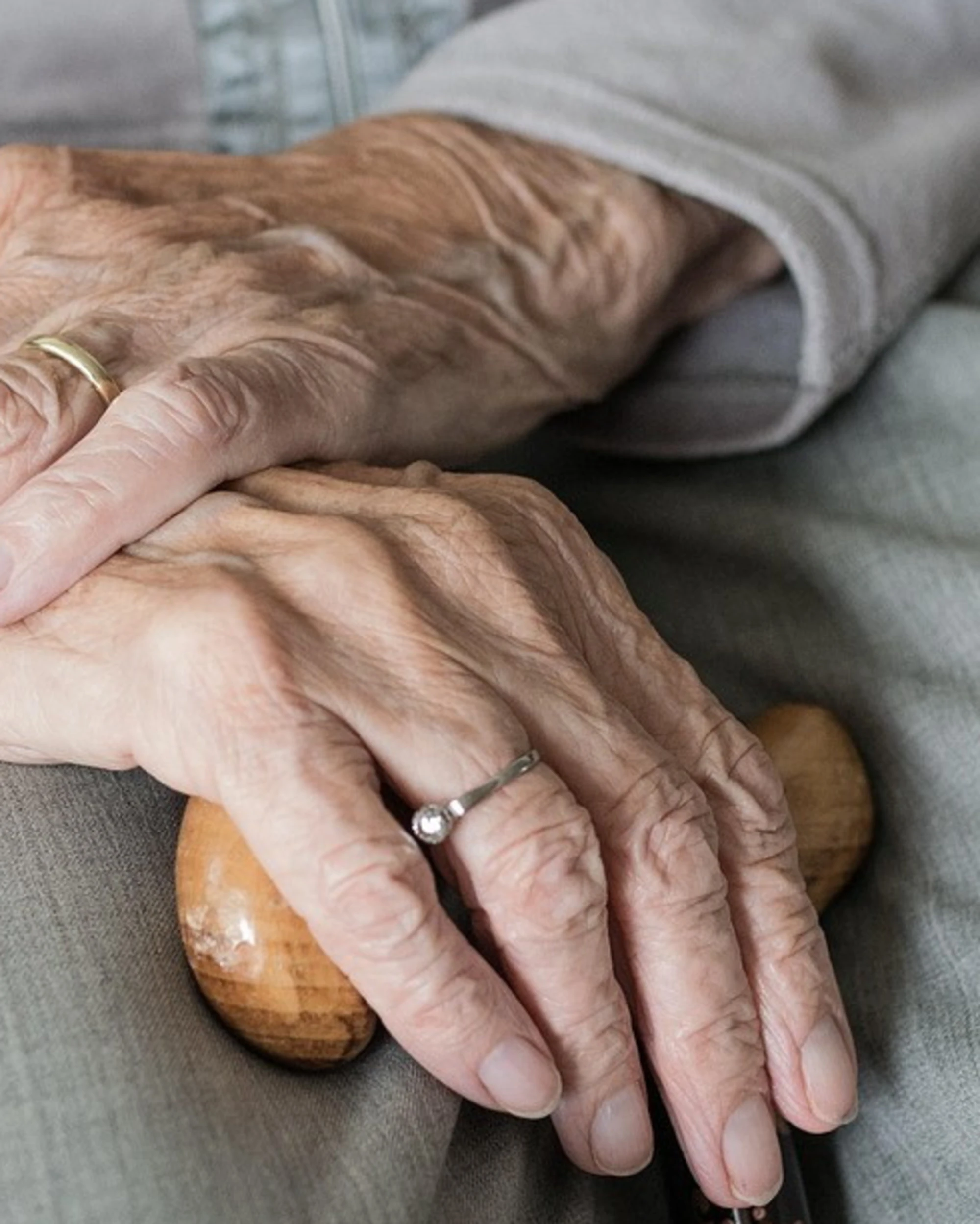 Viareggio, pestano una 80enne e si allontanano senza rapinarla