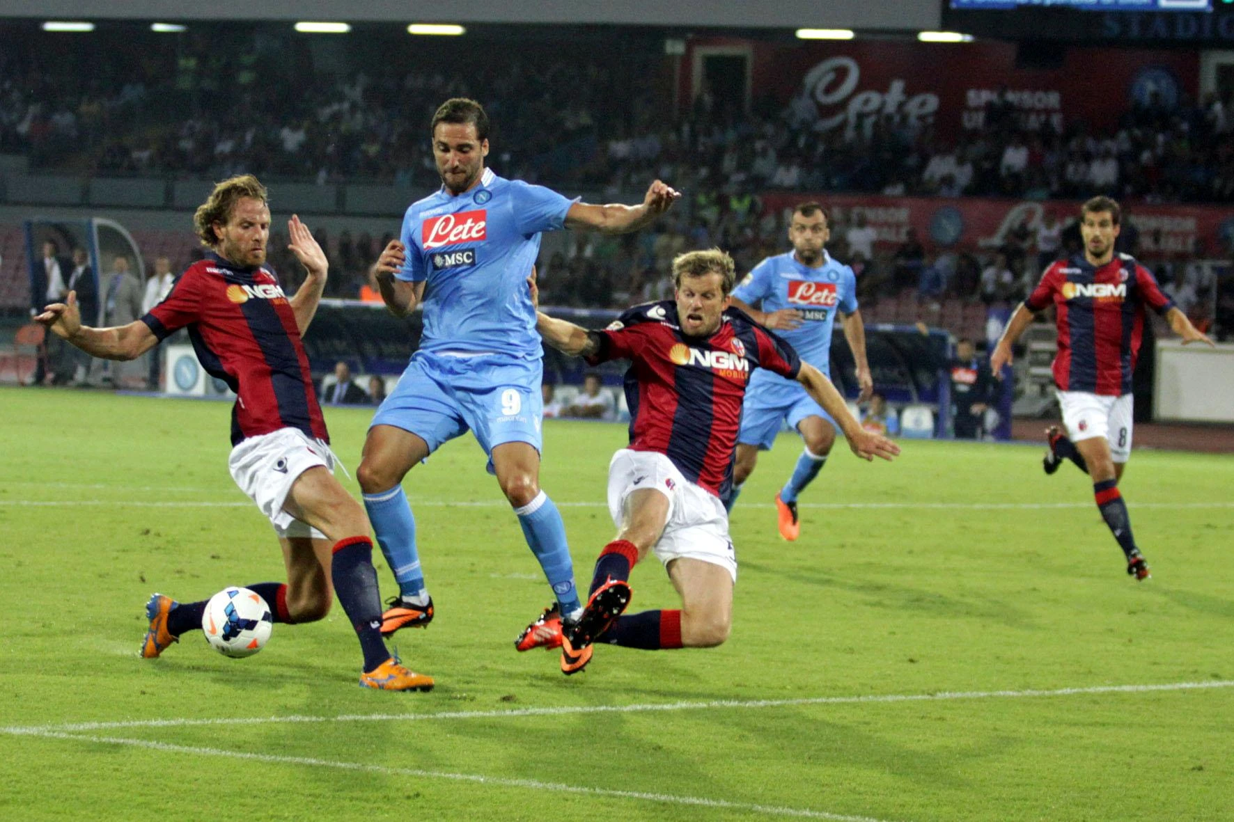 Napoli fallisce la remuntada a Bologna. Destro affonda Sarri: Higuain fa il diesel