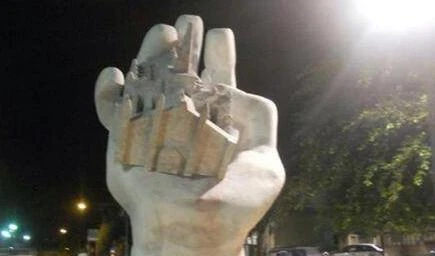 Il Duomo in faccia a Berlusconiora diventa un'"opera d'arte"