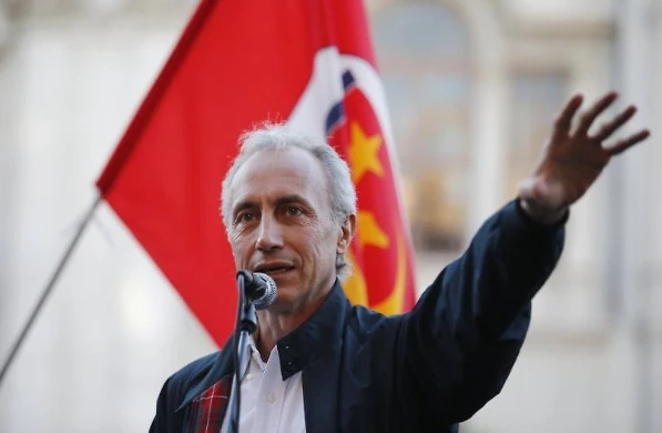 Marco Travaglio, pur di difendere il M5S si scorda persino di attaccare Berlusconi