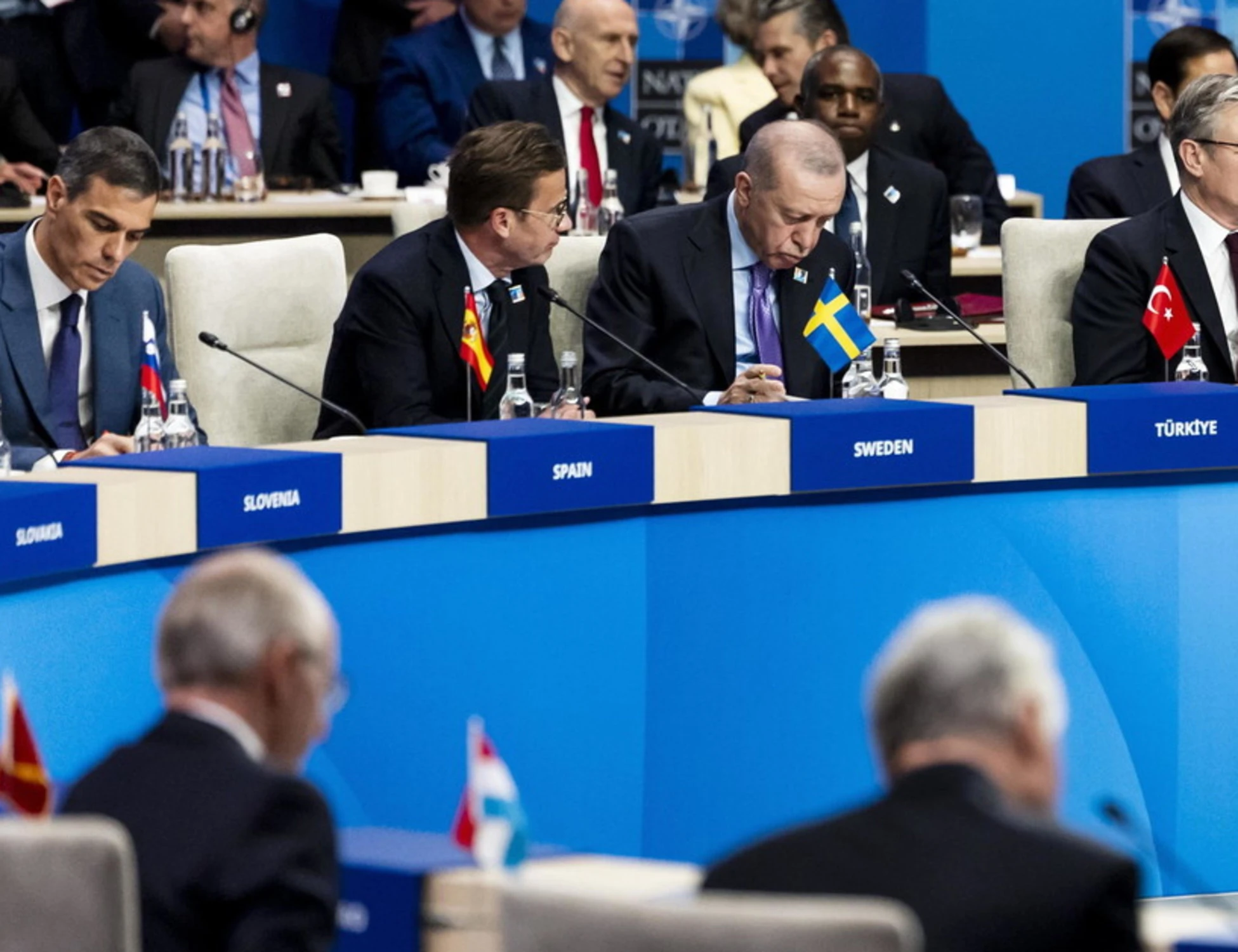 Vertice Nato, Trump incontra Sanchez? Finisce male...