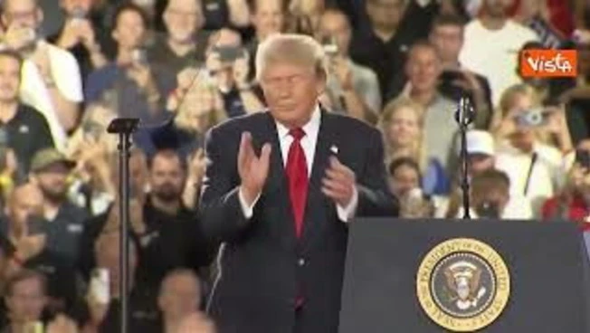 L'iconica Trump dance del Presidente Usa sulle note di Ymca a un comizio in Michigan