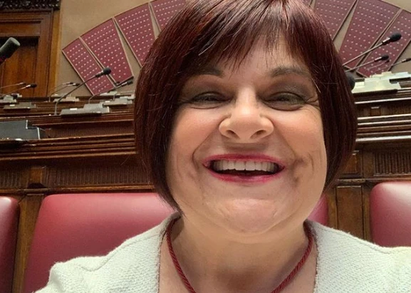 Roberto Vecchioni canta Bella Ciao, sindaco leghista: "Propaganda di basso livello". Pezzopane: "Finirà male"