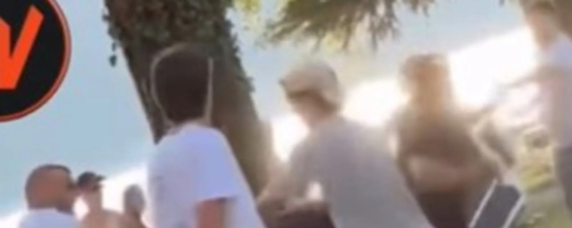 Calci, pugni e sdraio volanti: maxi-rissa a Mandello, il video-choc