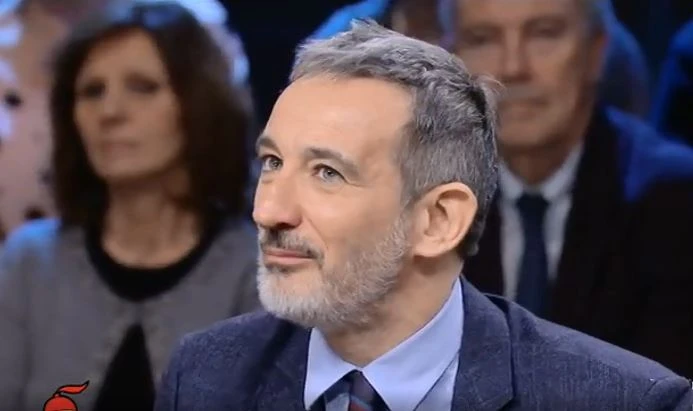 Pietro Senaldi smonta la sardina Santori in diretta: "Al prossimo comizio smetterà di leggere il compitino?"