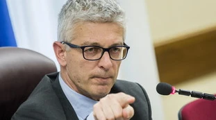 Nicola Morra, lo sfregio a Jole Santelli morta di cancro. Anche il M5s si dissocia: "Inaccettabile, si scusi immediatamente"