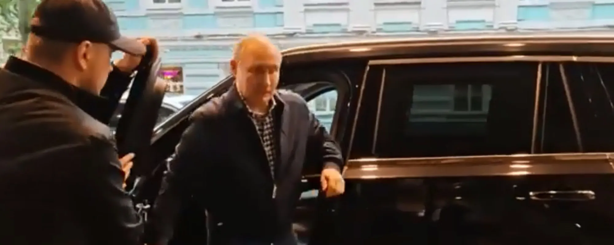 "Non fa freddo". Jeans e meteo: il video di Putin spiazza la Russia