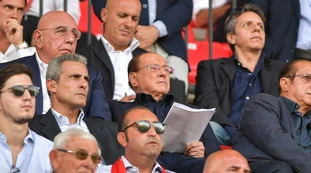 Silvio Berlusconi, "c'è ancora lui sotto al Milan agli arabi": soldi e amici, l'incrocio sospetto