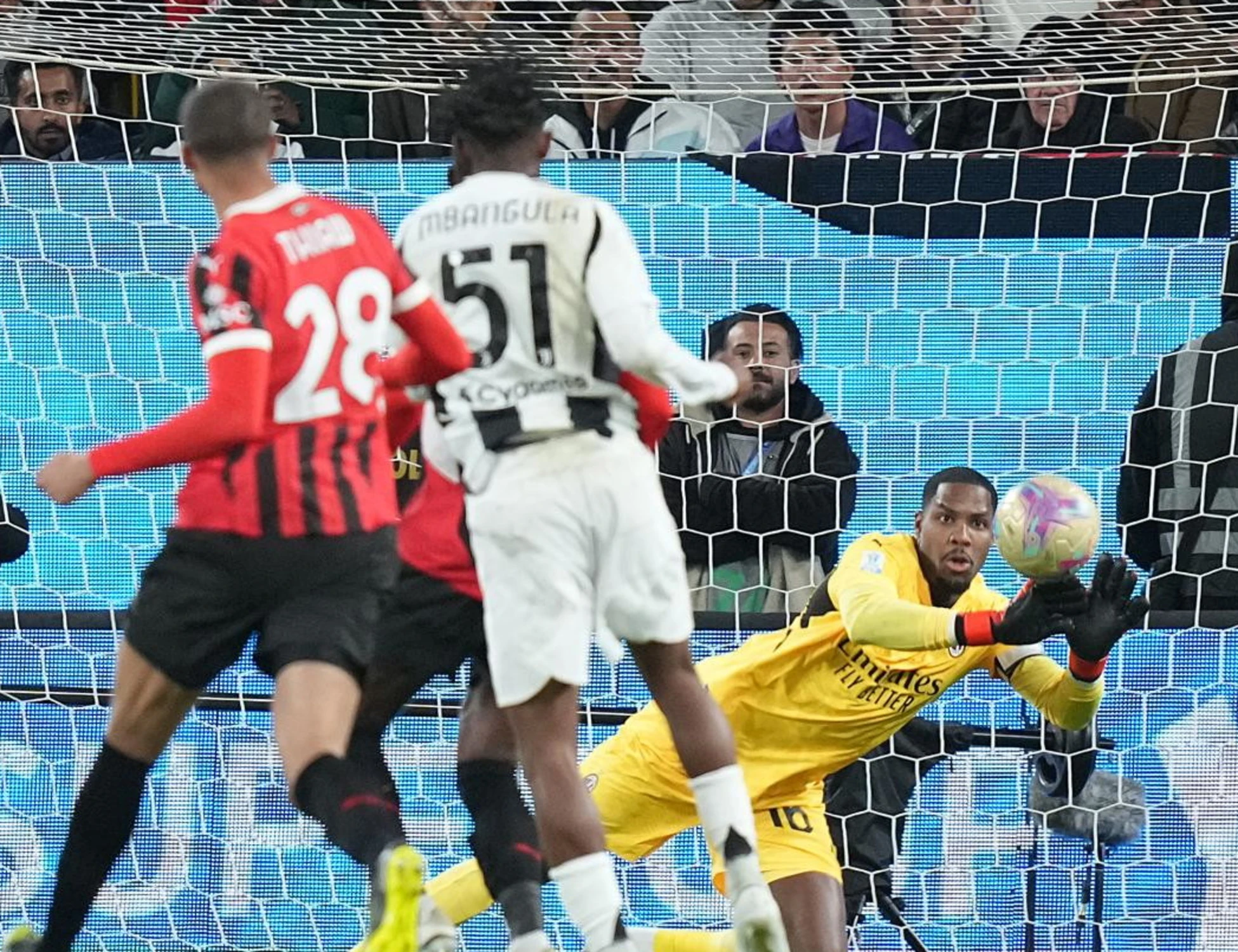 Mike Maignan alla Juve? Le indiscrezioni-choc spaventano il Milan