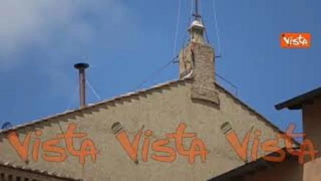 Conclave 2025, una fumata apparentemente bianca segue la nera, ma è un falso allarme