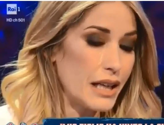 Italia sì, Elena Santarelli scoppia in lacrime in diretta: "Le terapie di mio figlio sono finite"