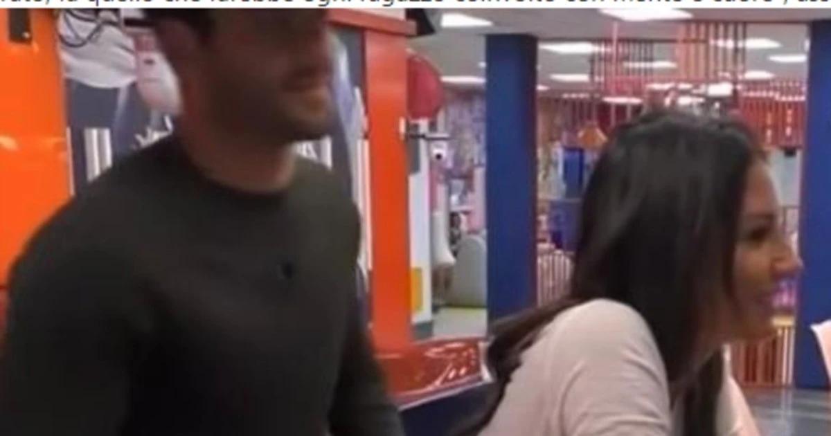 Grande Fratello Vip, raptus-Pretelli: le mani su Elisabetta Gregoraci, e... troppo spinto
