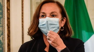 Lamorgese bocciata dal sondaggio: immigrazione, il 57,1% contro la sua linea. Per il 65,1% "Italia più sicura con Salvini"
