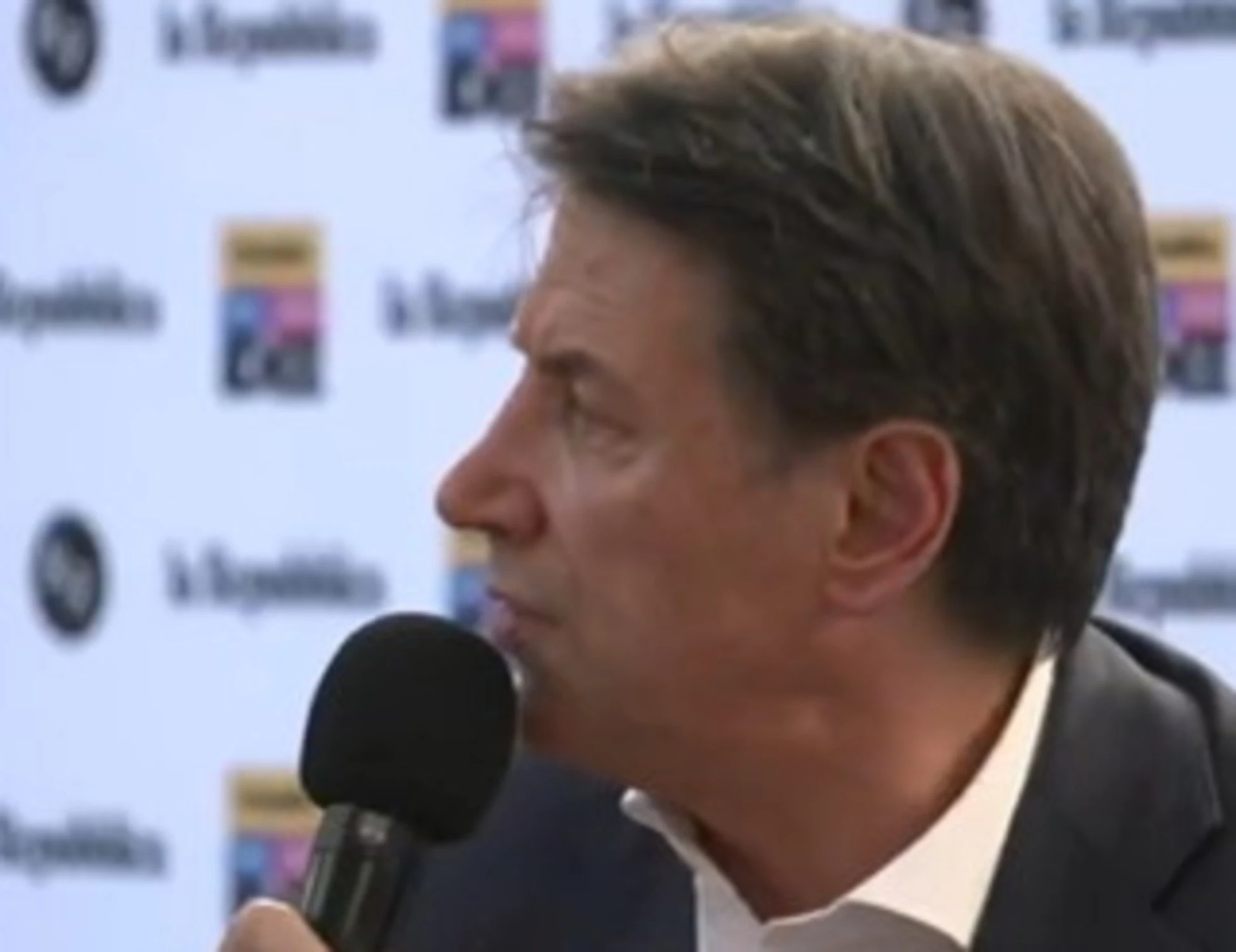 Giuseppe Conte fischiato alla festa di Repubblica? E lui sbotta