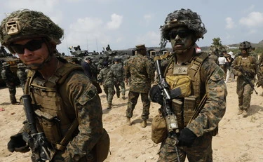 Iran, la diretta della guerra nel Golfo. "Subito un'unità di spedizione miltare": il Pentagono sposta i marines in Medio Oriente