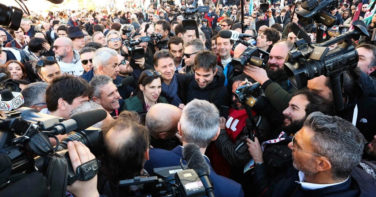 Firenze, gli improbabili in piazza: spirito golpista contro il governo