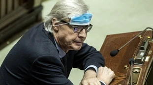Vittorio Sgarbi querela Mara Carfagna: "Insulti inventati, un'indignata a comando"