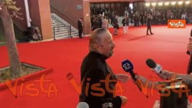 Christian De Sica arriva sul red carpet del Festival del Cinema di Roma