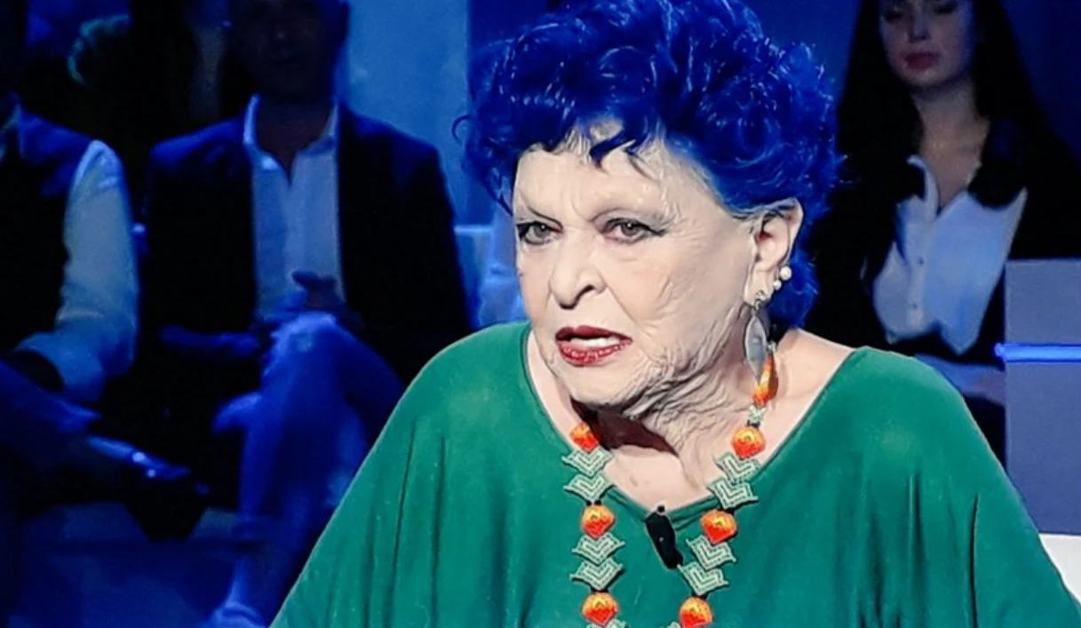 Domenica In, Lucia Bosè si presenta in studio così: non solo i soliti capelli blu, il look sconvolge l'italia