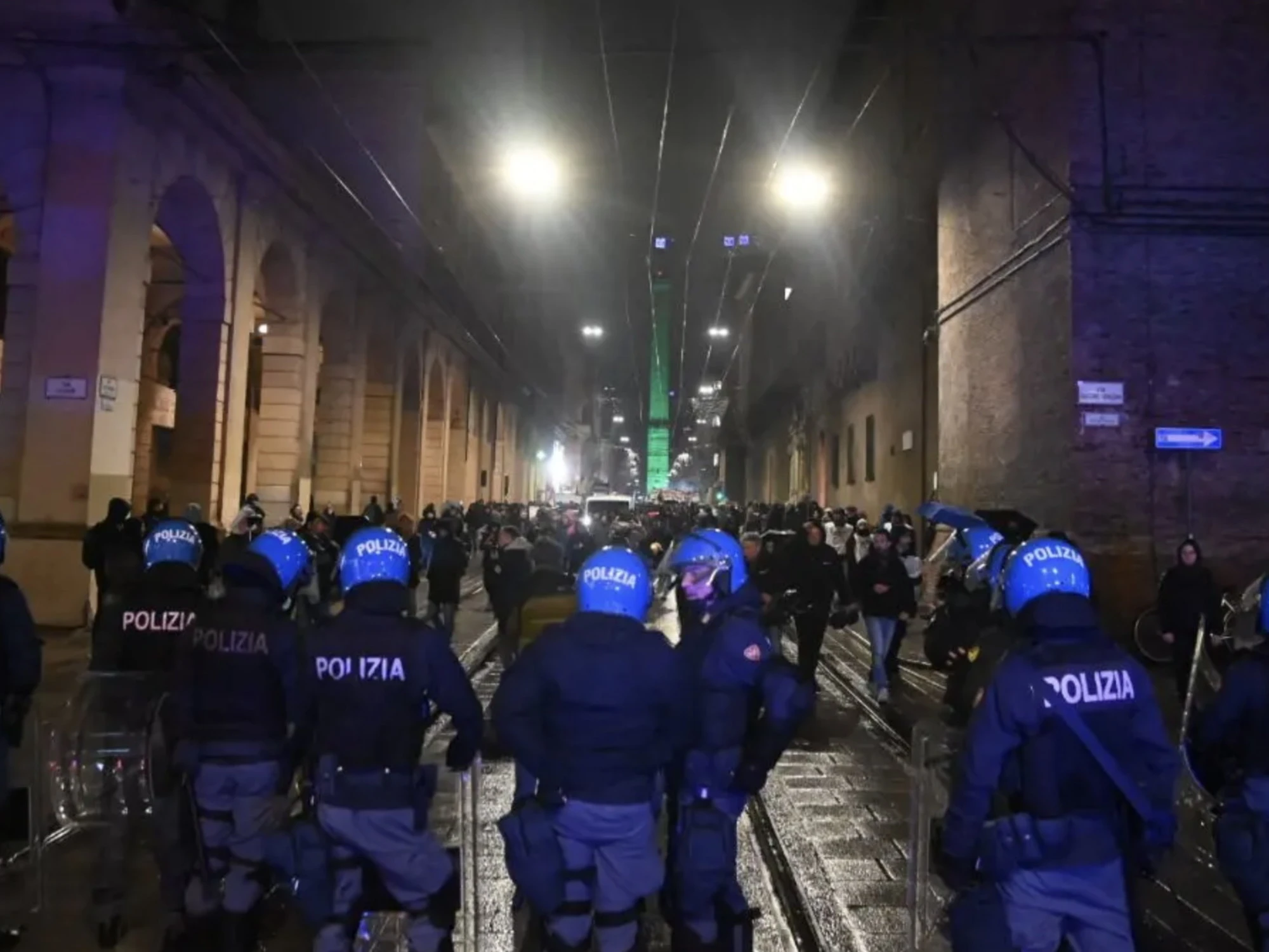 Bologna, 8 agenti feriti dai pro-Pal. Fdi: "Il volto della sinistra italiana"