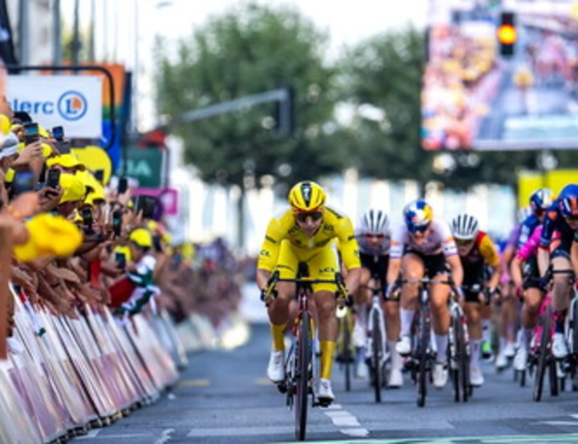 Tour de France, "ispezionati tutti i reggiseni": scoppia il caso