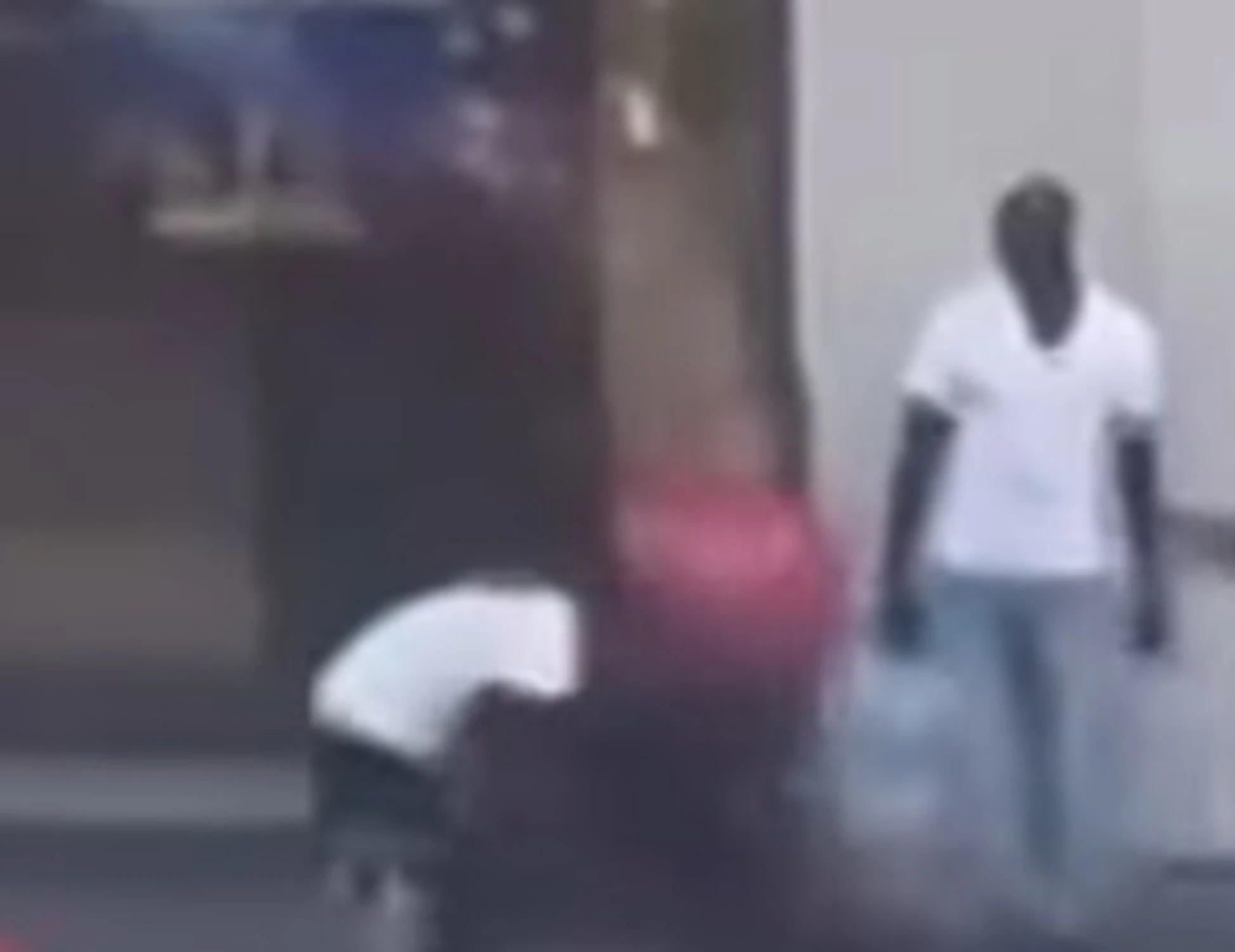 Firenze, rissa tra immigrati davanti al supermercato: scatta la rivolta della gente