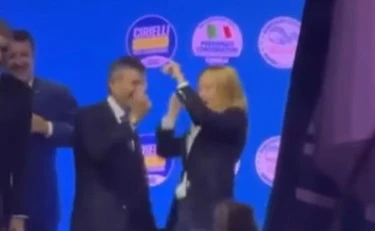 Giorgia Meloni insultata: "Fa la caciottara", chi rosica per il coro