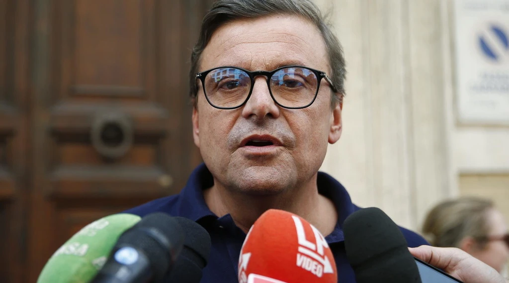 Carlo Calenda, Maurizio Gasparri lo infilza: "La Trottola continua a girare"