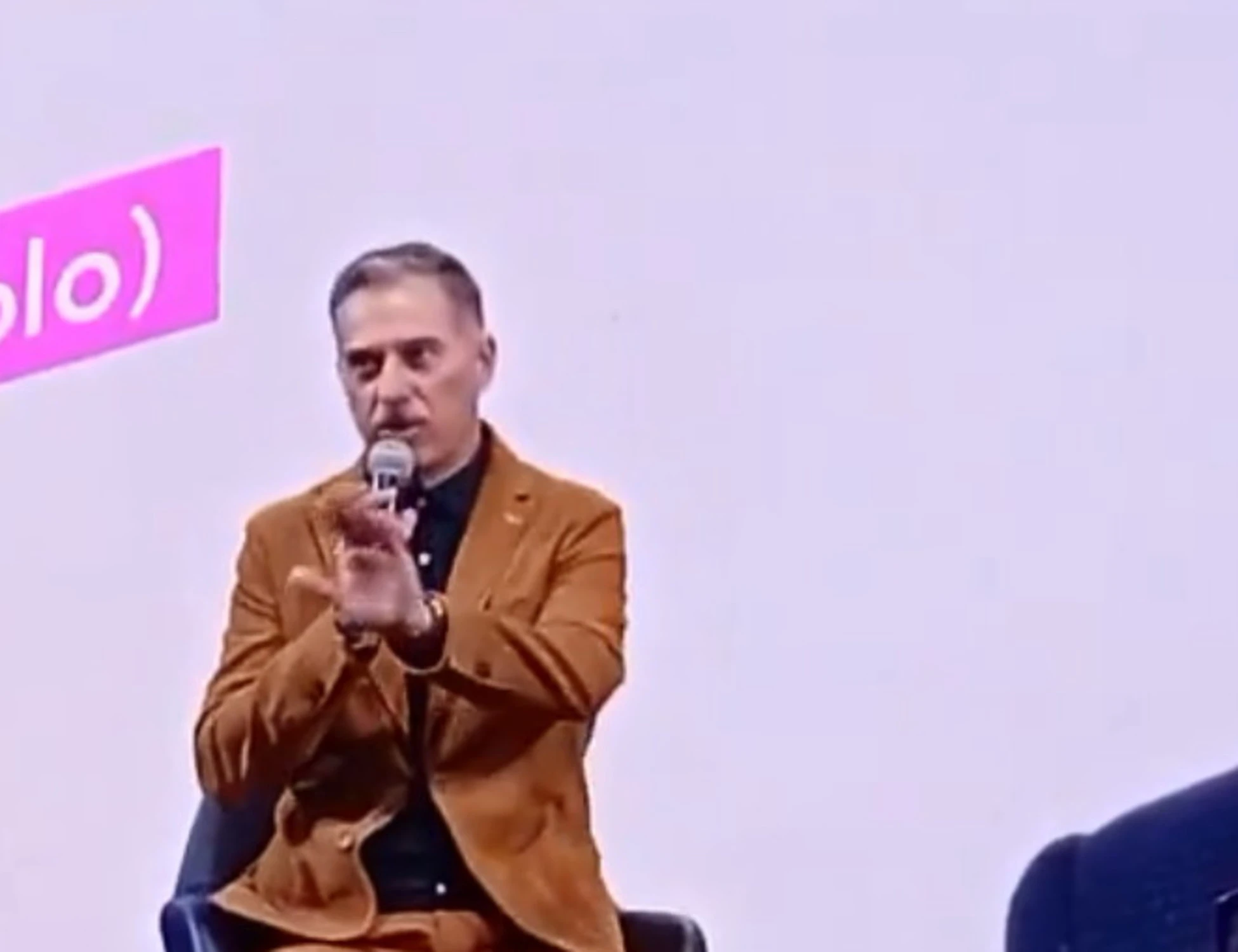 "Perché me ne sono andato": Corsi <br />rompe il silenzio