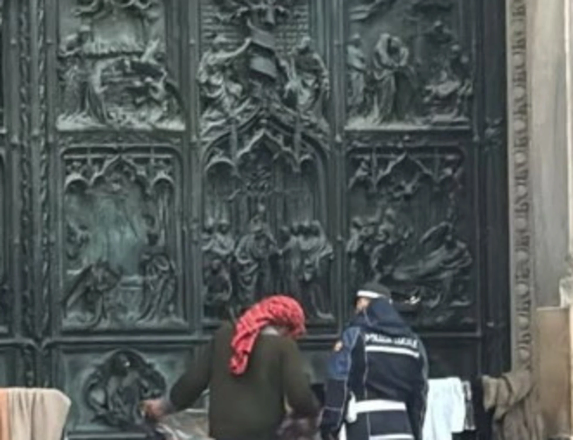 Milano, lo scempio dell'egiziano sul sagrato del Duomo: una città allo sbando