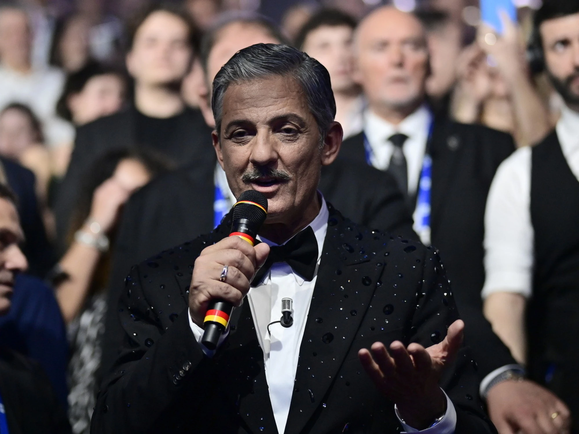 Su Fiorello derubato odio social senza sconti