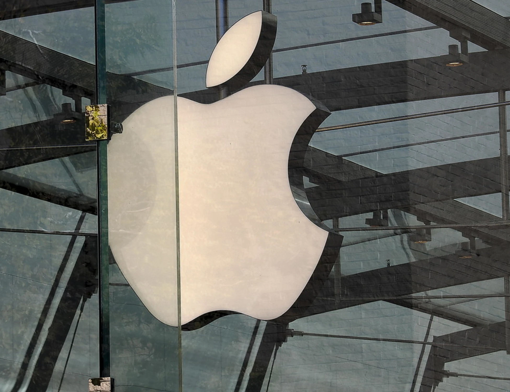 Apple, multa da oltre 98 milioni di euro: ecco l'accusa