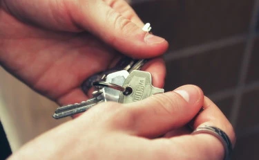 "Non si affitta agli eterosessuali" ma se avessero escluso degli stranieri...