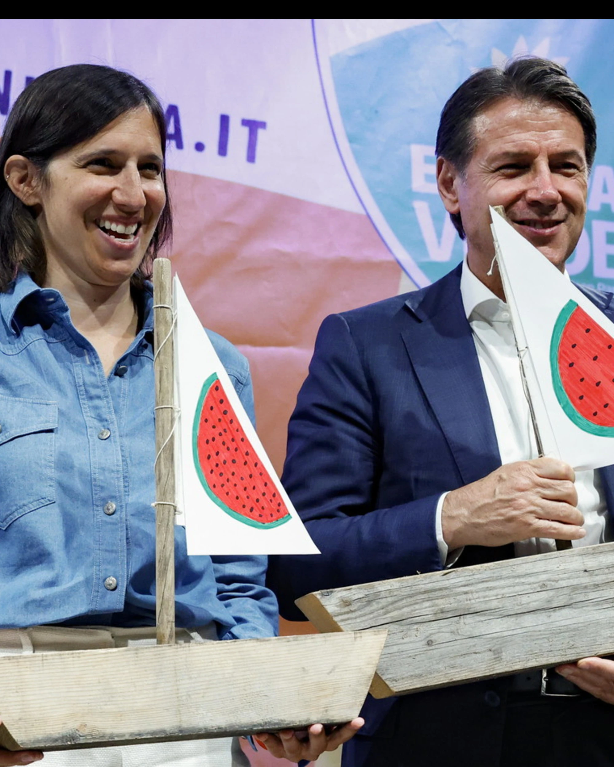 Elly Schlein ingoia ogni rospo, ma Conte chiede sempre di più