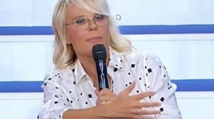 Uomini e Donne, "siamo andati oltre il bacio": confessioni spinte, Maria De Filippi costretta a intervenire