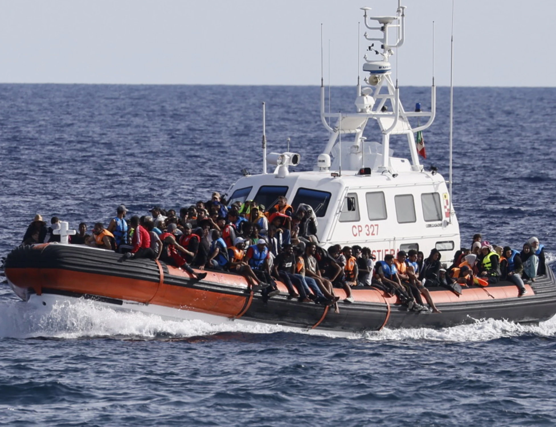 Rackete, l'algerino e il pachistano: quanti soldi abbiamo pagato ai clandestini e ai loro amici