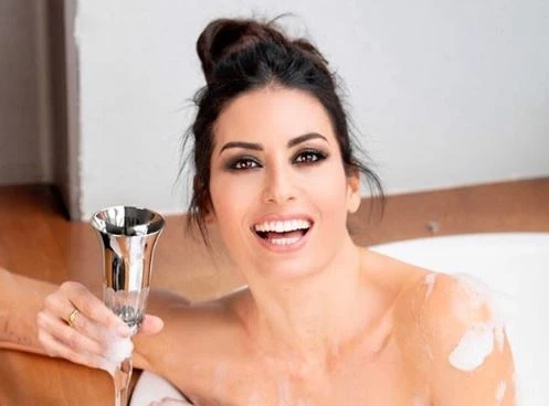 Elisabetta Gregoraci nella vasca da bagno, la schiuma non la copre abbastanza: delirio erotico