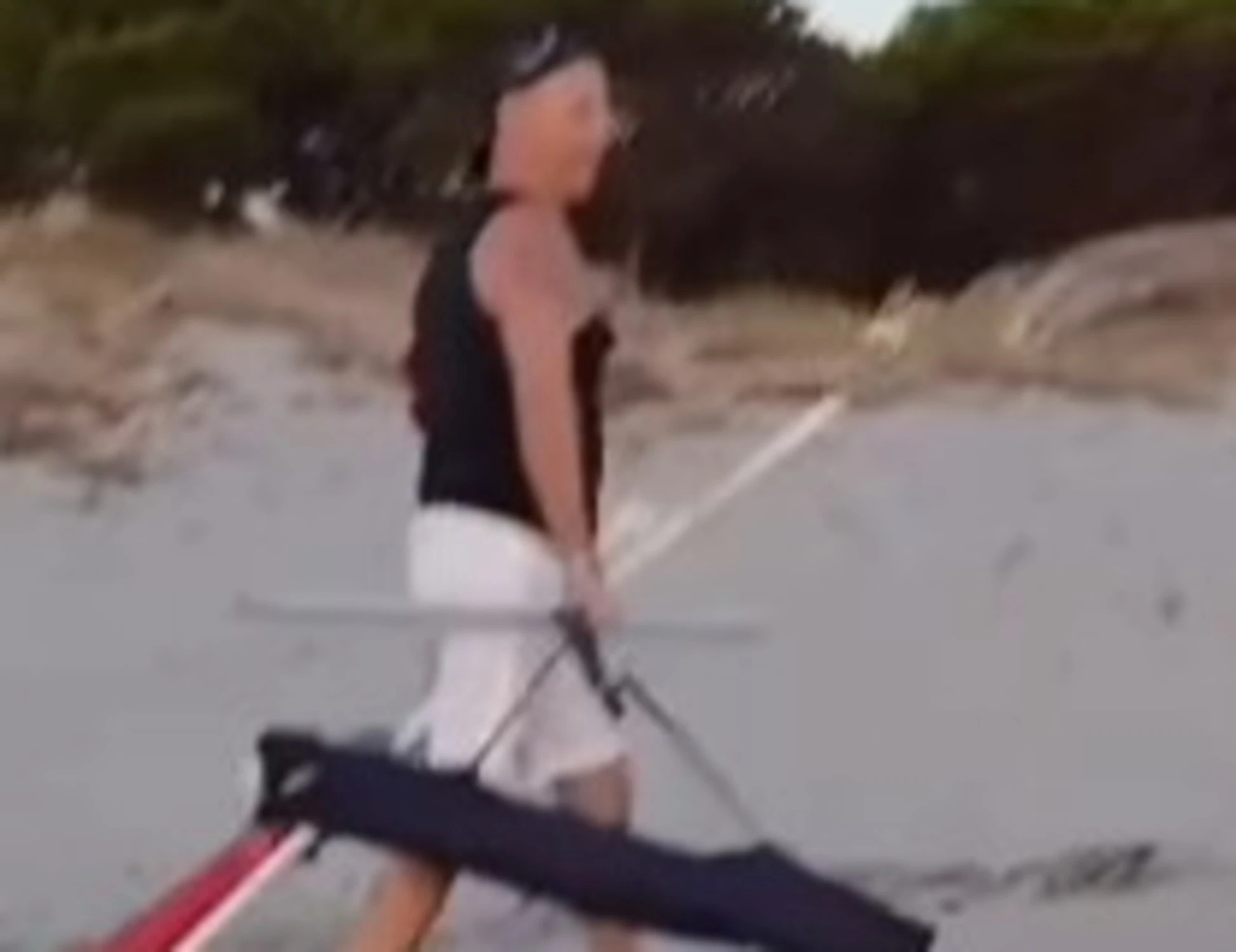 Sardegna, sradica tutti gli ombrelloni sulla spiaggia: impazzito, il video delle polemiche