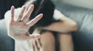 Verona, resta incinta a 13 anni: a processo anche la madre, il caso scuote la città