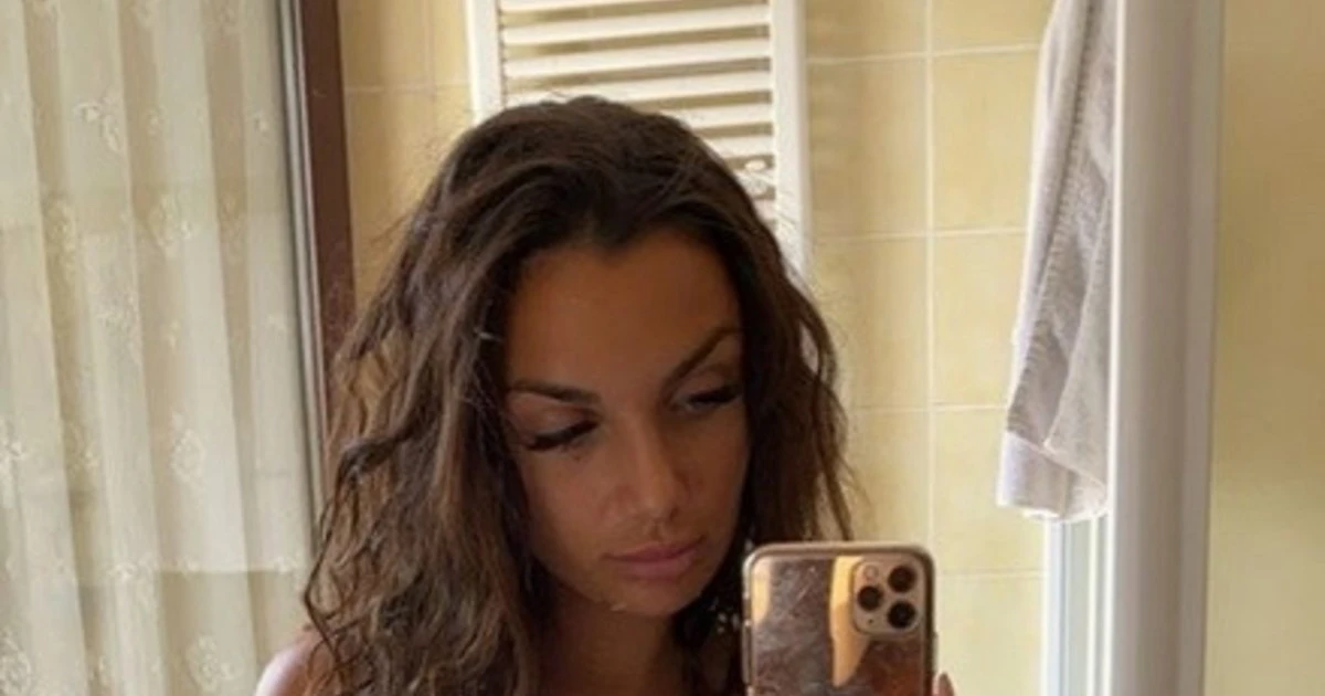 Elettra Lamborghini, "orizzonte della spiaggia": body strizzatissimo e forme fuori controllo, una foto... straripante