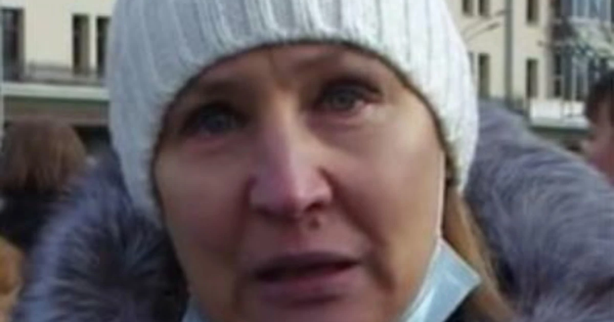 Mosca, la madre del soldato russo accusa Putin in piazza: passa la polizia, come la riduce in diretta