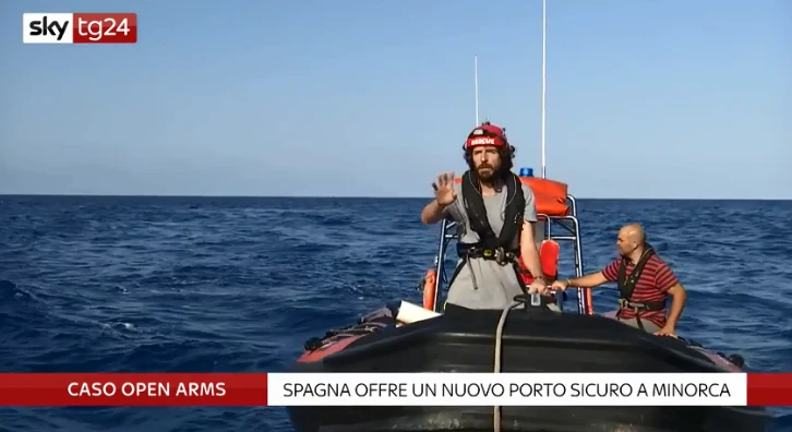 Open Arms minaccia la troupe di Sky Tg24: "Allontanatevi, niente telecamere". Cosa nasconde la ong